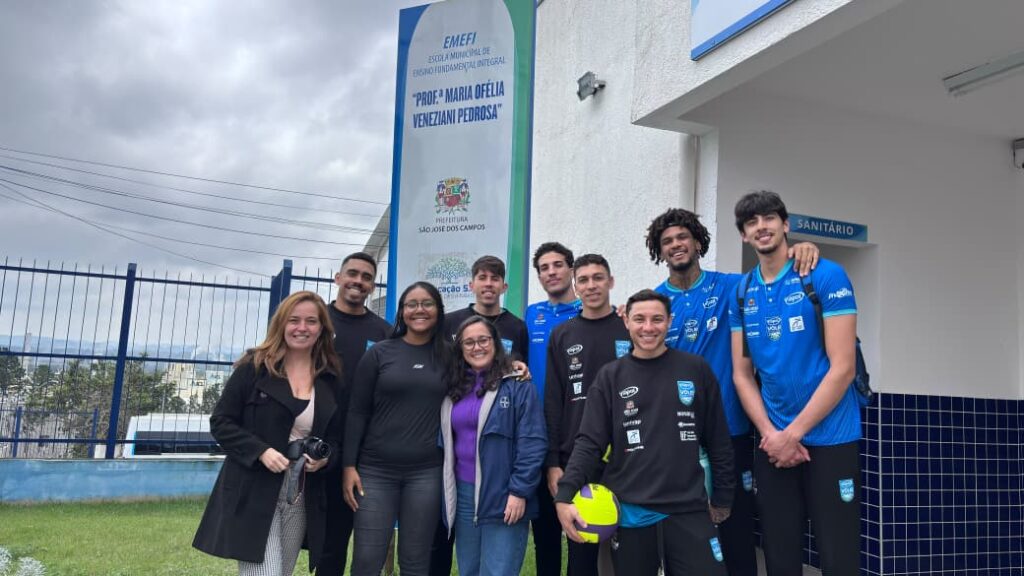 Elenco em visita à EMEF Prof Maria Ofélia Veneziani Pedrosa, em ação promovida pela Bayer Créditos: Divulgação